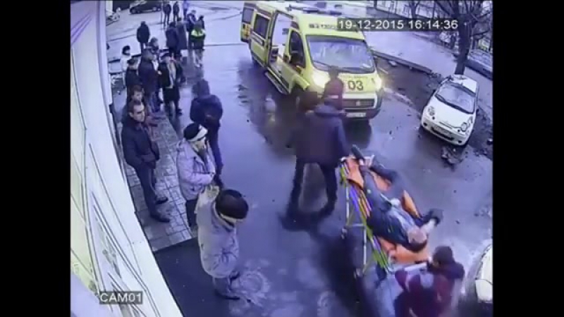 ✔ особое мнение брянский "летчик" снес столб и протаранил два припаркованных авто (19 12 2015)