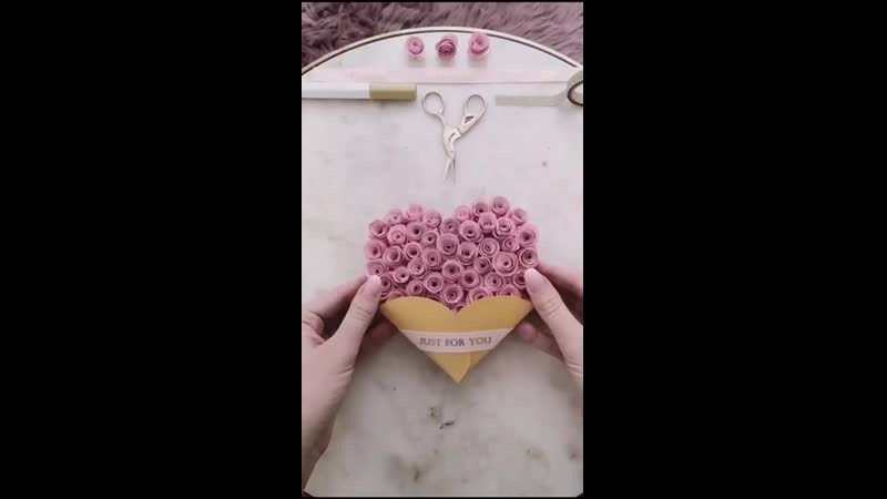 Нежная открытка с цветочным сердцем