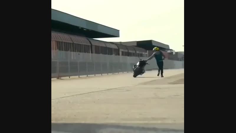 Девушка мотоциклистка гоняется за мотоциклом (байкерша ловит байк, мотоцикл едет сам)