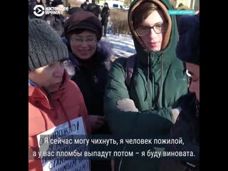 Женщина с табличкой осторожно! у меня пластиковый стаканчик! и полицейский на марше немцова