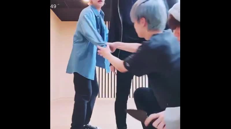 Not soobin grabbing yeonjun’s hand to check if he’s wearing the bracelet he gave him! mp4