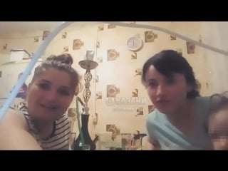 Мамаша дает ребенку курить кальян