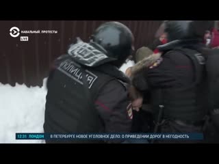 Полиция бьет и задерживает зажатых в угол протестующих