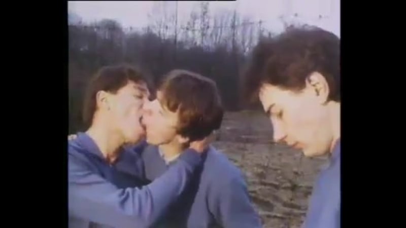 Лашықтағы әдемі әйел жыныстық қатынасқа түседі