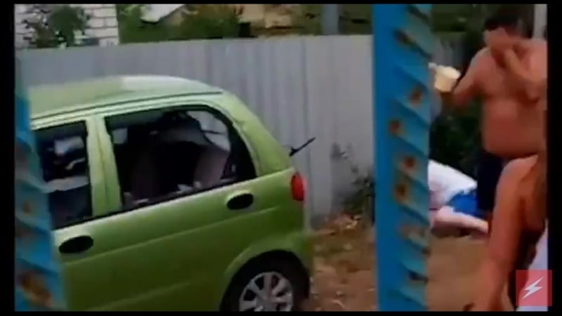 Под саратовом конфликт соседей начался с применением газового баллончика, а закончился дракой на лопатах