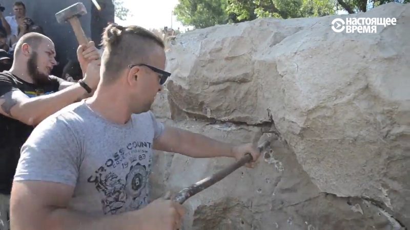 Одесситы ломают забор к морю