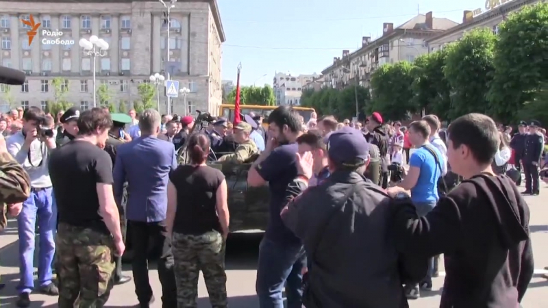 В черкассах активисты не позволили развернуть красный флаг