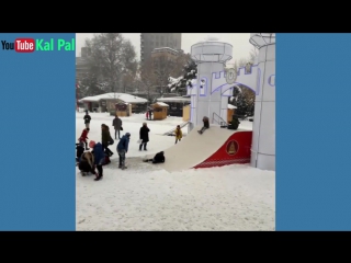 Молодые играют в снегу катаются на санках porn playing in the snow sledding making snowman