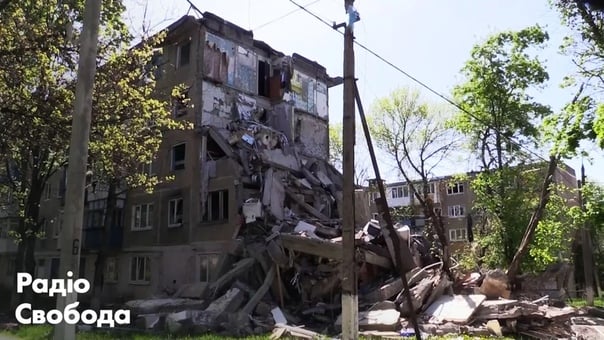 Загиблих ховають у дворі церкви обстріли вугледара на донбасі