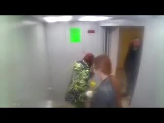 Девушек в оренбурге заставили отмывать лифт (360p)