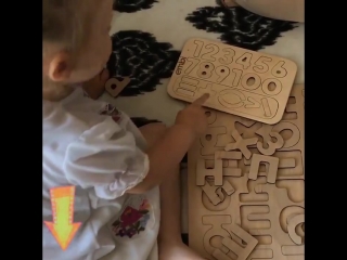 Папа с дочкой учатся считать и читать с помощью wood master