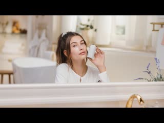 Meet the peptide glazing fluid | rhode skin