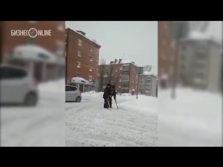 В казани сотрудник гибдд перенес инвалида через заснеженную дорогу