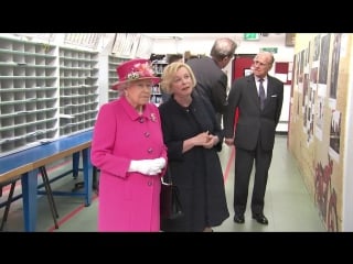 Queen apologises to postal workers over 90th birthday mail