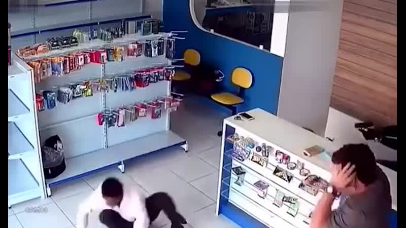 Грабитель ошибся магазином 18+