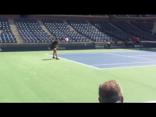 Maria sharapova putting in some time and crisp ball striking on ashe 38 hours or so before simona halep match @usopen