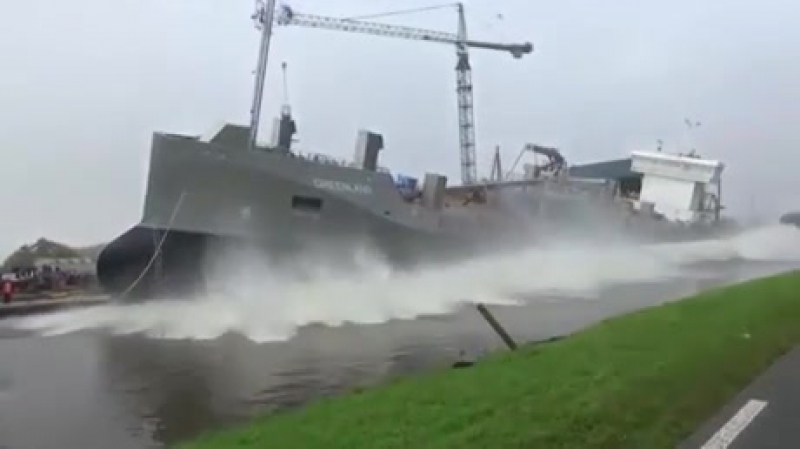 Когда толстуха прыгает с вышки в бассейн