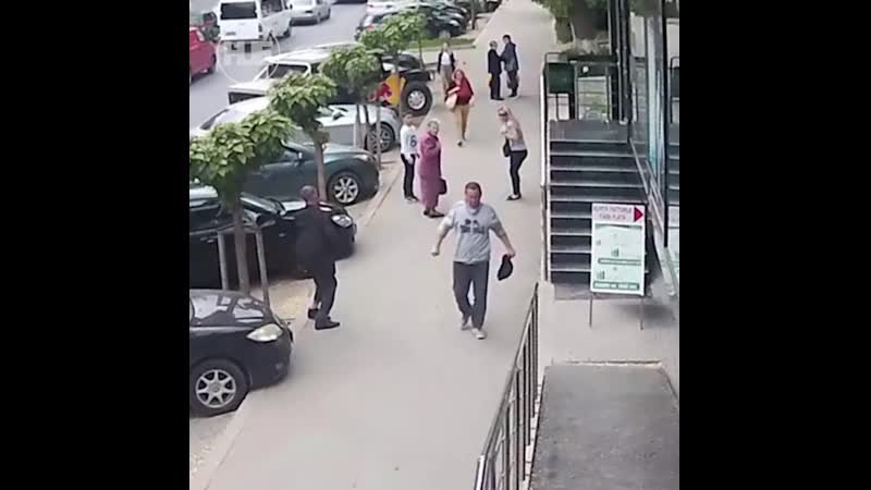 В кишинёве мужчина нокаутировал пожилую женщину