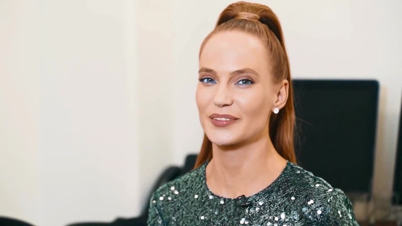 Мастурбация сізді семіз етеді Колготкидегі сексуалды және жалаңаш мұғалім бейне