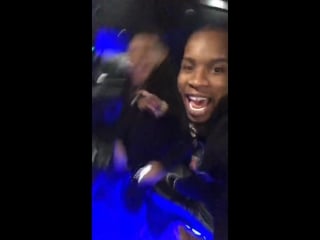 Tory lanez слушает и поет «dark knight dummo»