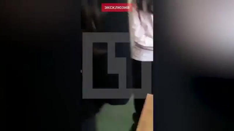 Мужик наказывает школьника, который обидел его дочь © видеожесть