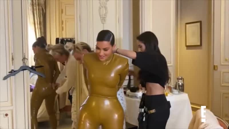 Ким кардашьян надевает свой латексный костюм