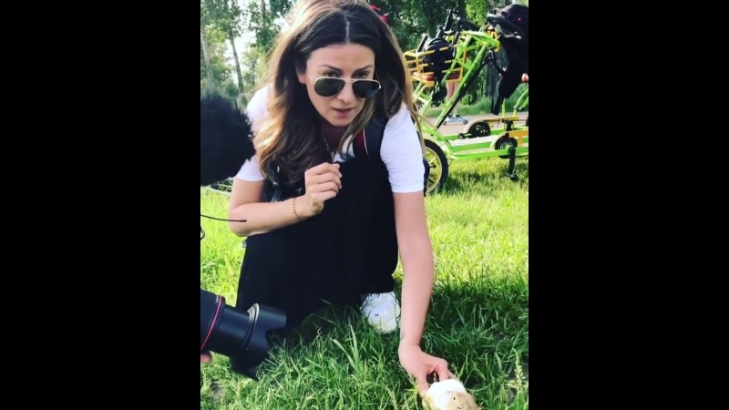 Ведущая «орла и решки» кормит суслика мороженным