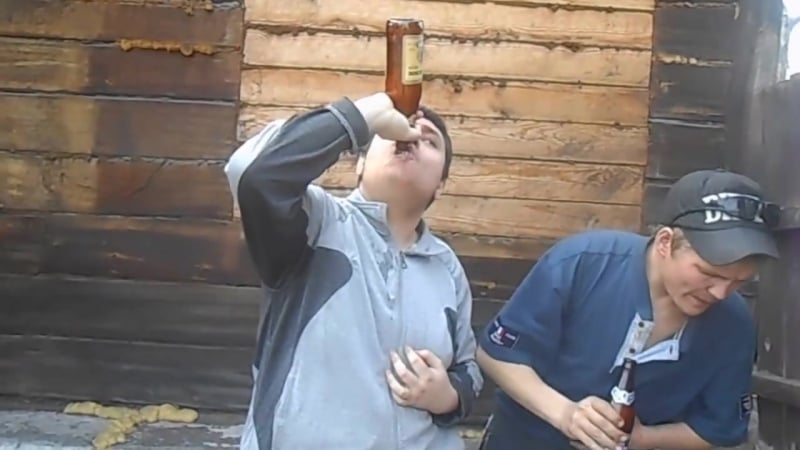 Соревнование по пиву с саней © видеожесть