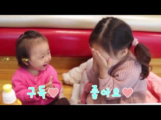 5 обезьян, прыгающих на кровати