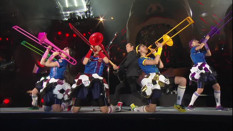 Momoiro clover z feat tomoyasu hotei bambina (world summer dive 2013)