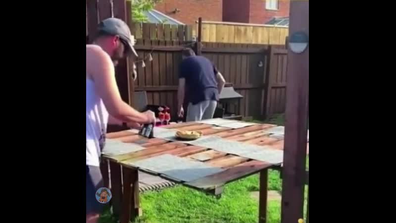 Между хорошими соседями и забор не нужен))