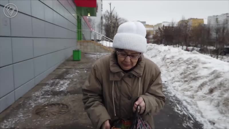 Раздает шоколадки