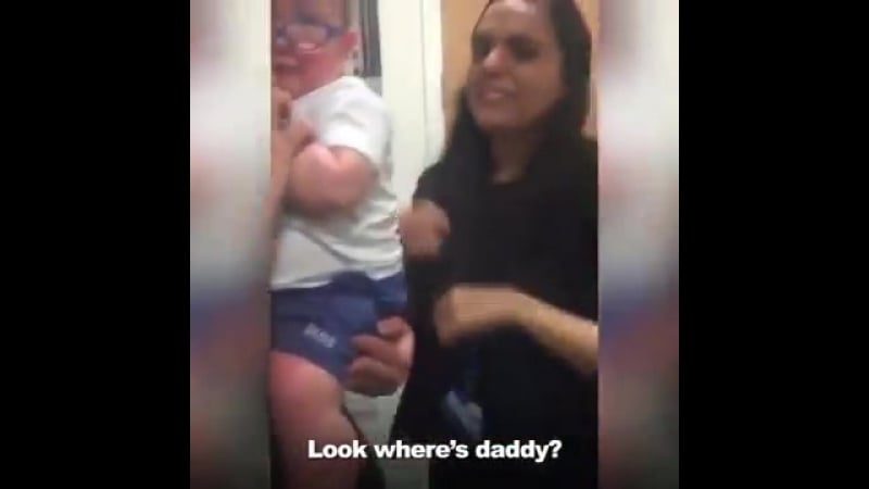 Малыш впервые видим маму