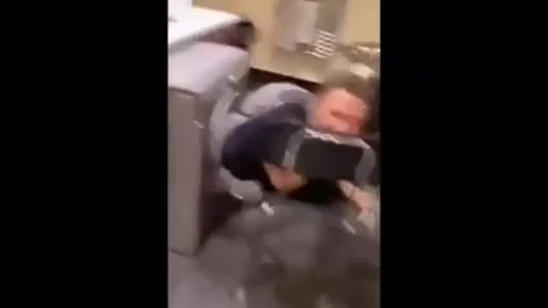 Тянка застряла в стиралке и смогла выбраться оттуда только при помощи спасателей