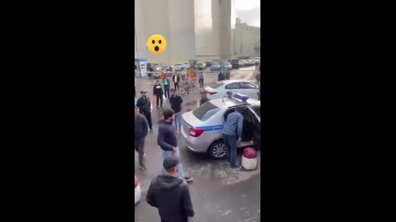 Мигранты против полицейских в теплом стане