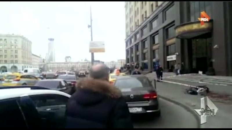 С московской высотки сорвался мойщик окон