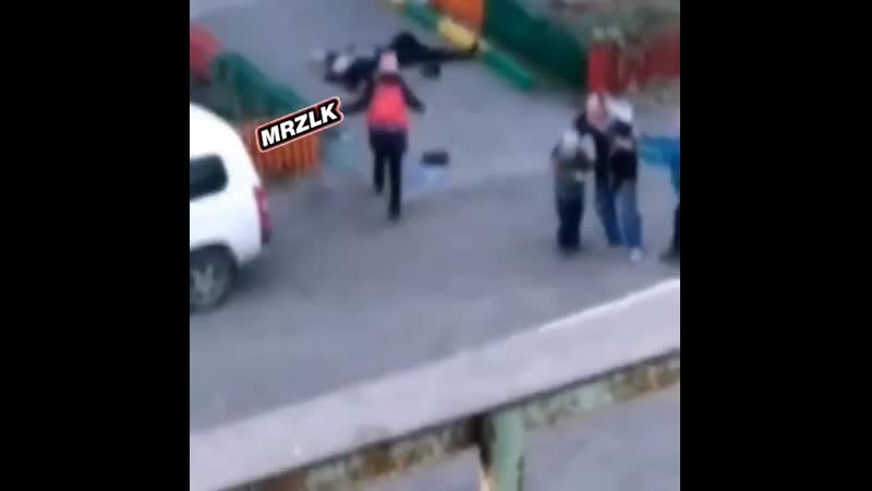 Перерезал горло жене