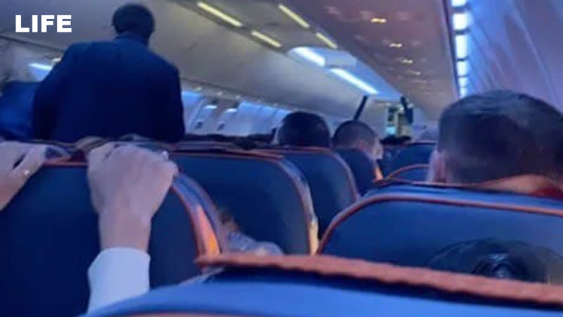 "на лицах людей был страх" видео из салона "боинга", совершившего аварийную посадку