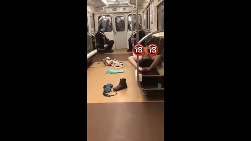 В москве в метро женщина разделась догола и легла спать на сиденья