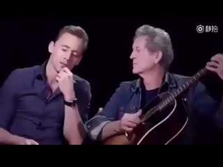 Хиддлстон поет