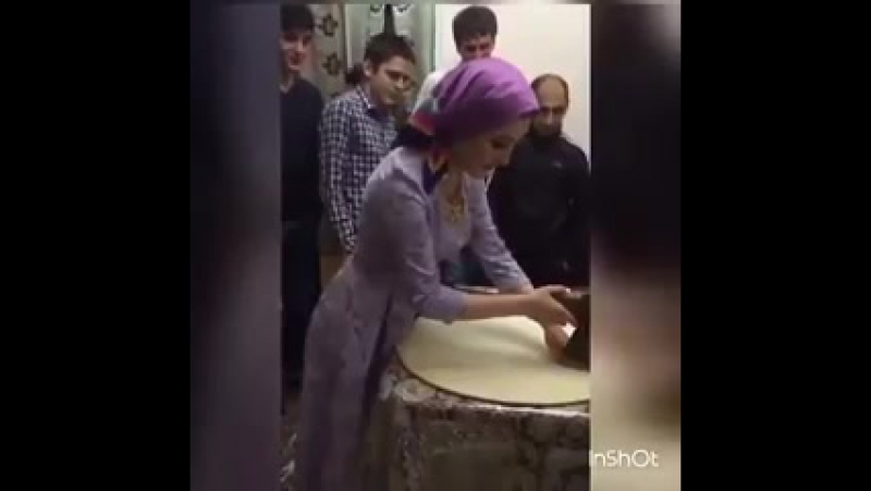 Девушка топором делает хинкал весёлые уцышки