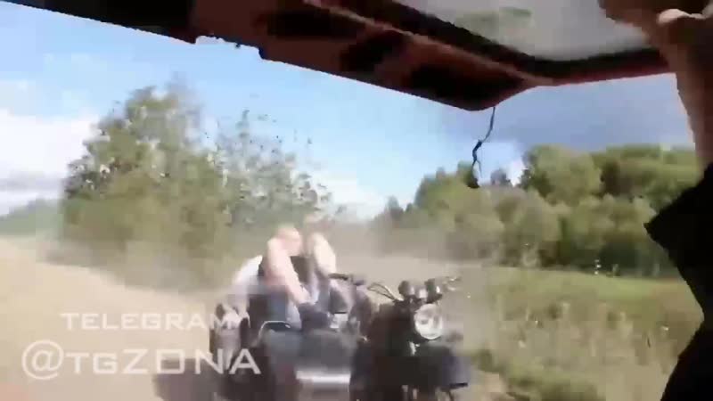Вписка едим на мотике на тусу, двоих пиздюков потеряли в кустах, экстримальная поездка, а где рулевой? мчится подо мной