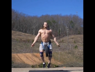 Кач прыгает на скакалке