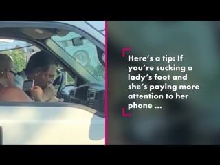 Пожилой водитель увлеченно сосет и запихивает в рот ногу своей пассажирки