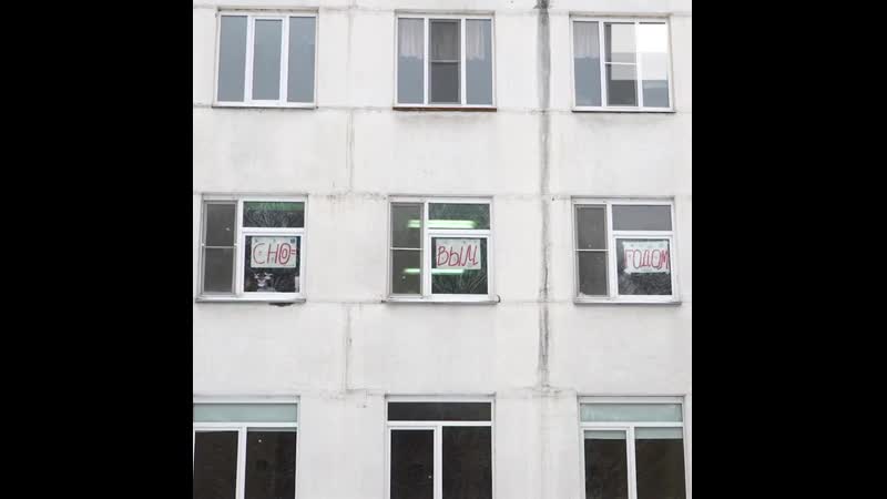 В нижнем новгороде деды морозы скалолазы спустились с крыши к больным детям