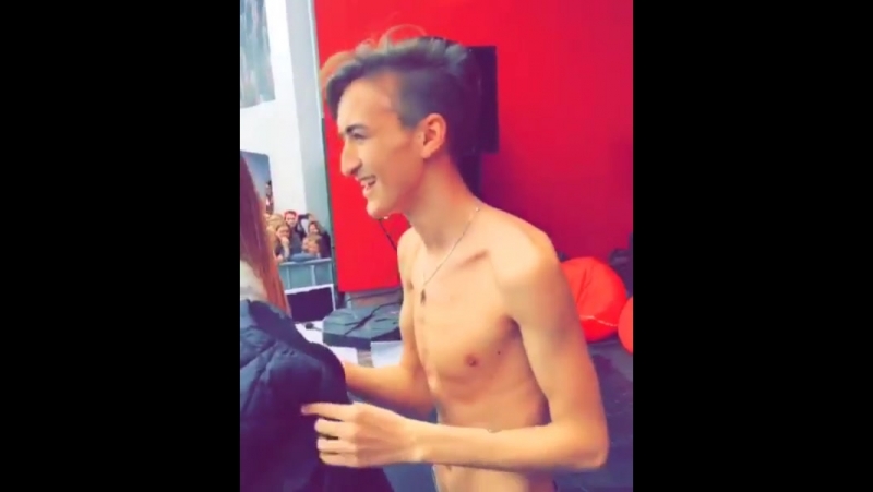 Серёжа отдал футболку фанаткам | halber