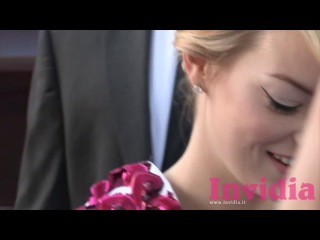 Emma stone firma autografi alla premiere di spiderman