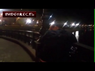 Активисты "правого сектора" скинули человека с моста © видеожесть