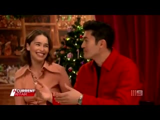 Henry golding e emilia clarke no programa 'a current affair'