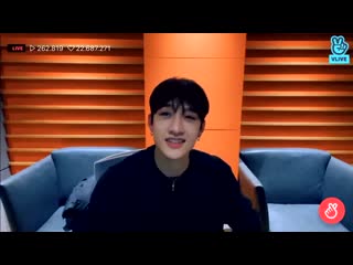 Chan listening to jyp’s fever ;; clobf